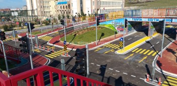 Парки дорожного движения в муниципалитетах Алтындаг и Чайырова открыты для обучения детей дорожному движению